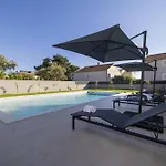 Mary Lou With Heated Pool فيلة