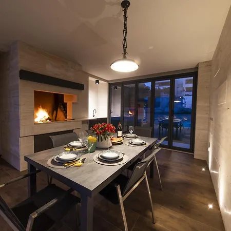 Mary Lou With Heated Pool Villa Zara