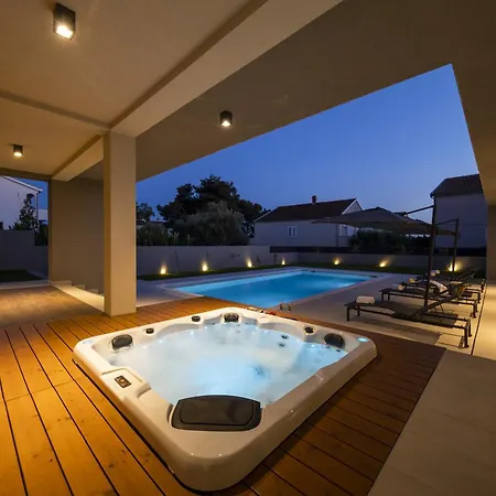 Mary Lou With Heated Pool Villa *