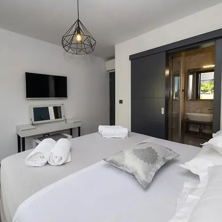 Mary Lou With Heated Pool Villa Zara