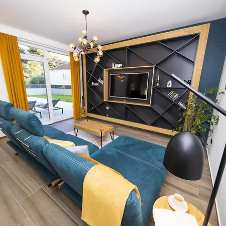 Mary Lou With Heated Pool