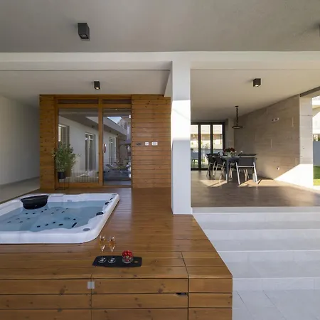 Mary Lou With Heated Pool Zara