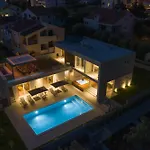 Mary Lou With Heated Pool Βίλα
