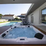 Βίλα Mary Lou With Heated Pool