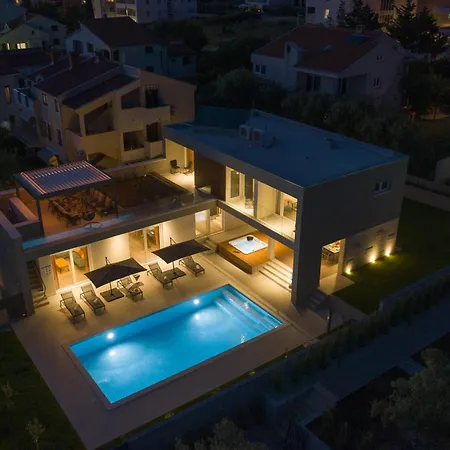 Mary Lou With Heated Pool Villa