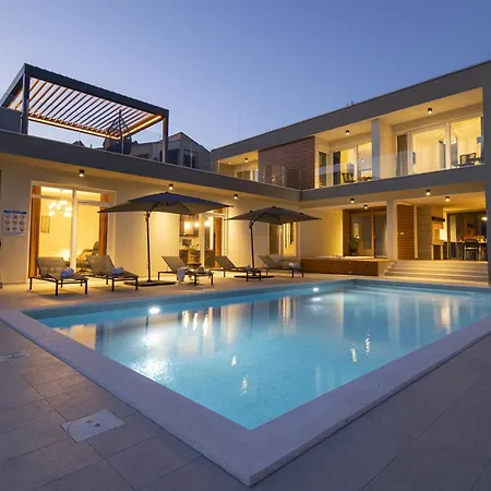 Villa Mary Lou With Heated Pool