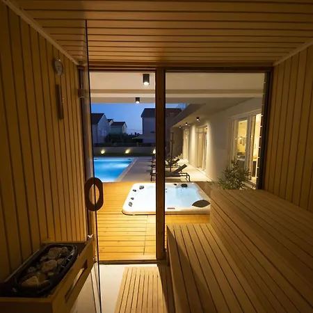 Mary Lou With Heated Pool *