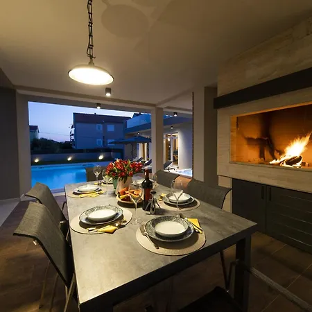 Mary Lou With Heated Pool Villa