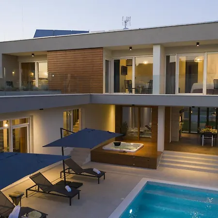 Mary Lou With Heated Pool *