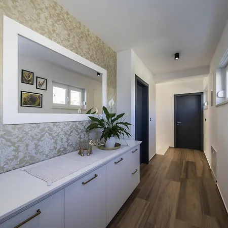 Mary Lou With Heated Pool Villa *