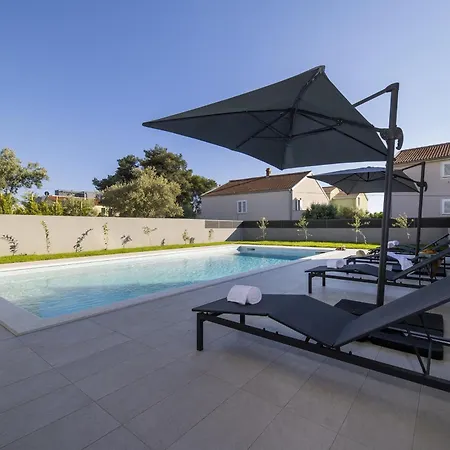 Mary Lou With Heated Pool Villa