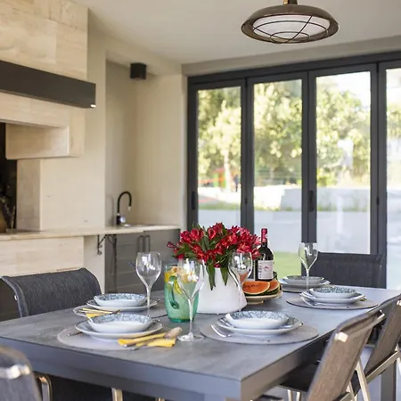 Mary Lou With Heated Pool Villa